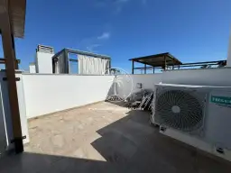 Sunny Townhouse with Rooftop Solarium and Pool in Los Altos - photo 3