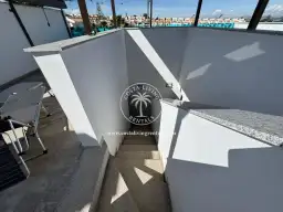 Sunny Townhouse with Rooftop Solarium and Pool in Los Altos - photo 5